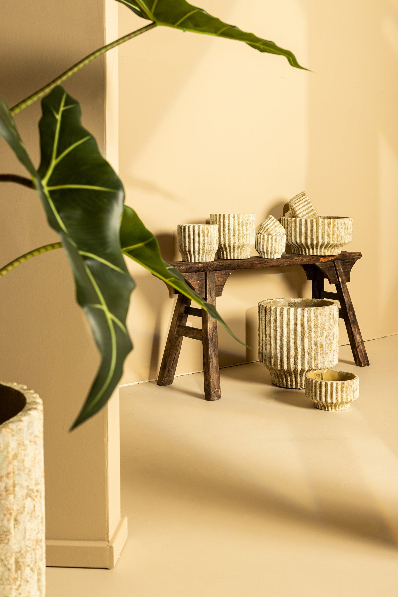 Gabriel Cream cement pot ronde lijnen XXL - depauwwonen