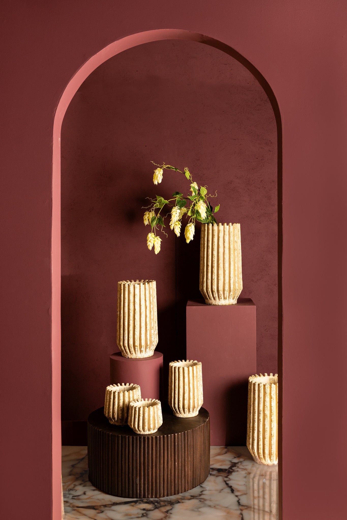 Zariya Crème cement ronde pot met geribbelde lijnen hoog S - depauwwonen