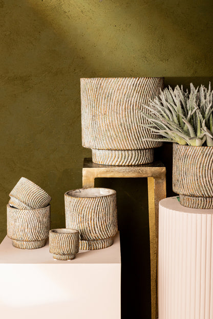 Nigel Grijze cement ronde pot lijnen patroon groot L - depauwwonen