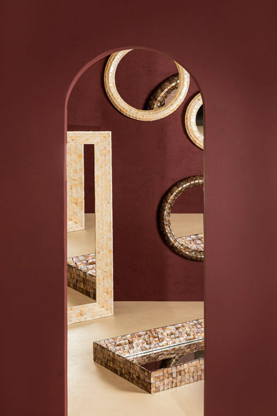 Chelsae Crème poly ronde schelpspiegel klein by PTMD