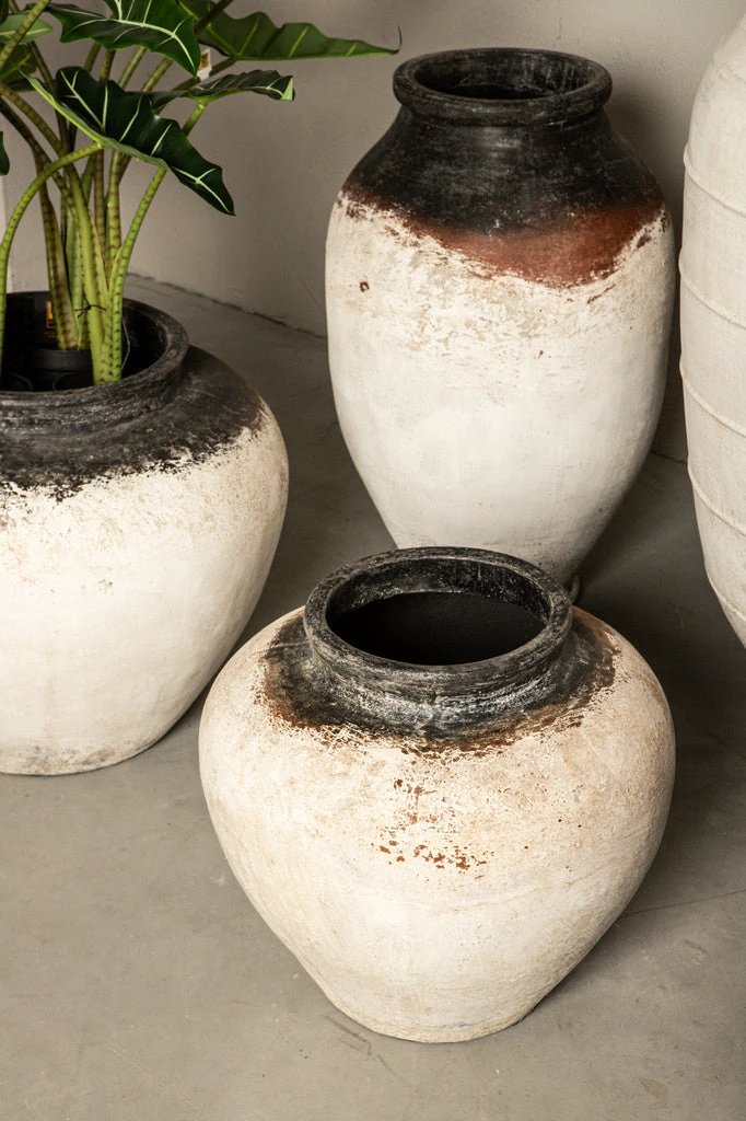 Jinsu Witte ronde GRC pot met donkere bovenkant by PTMD