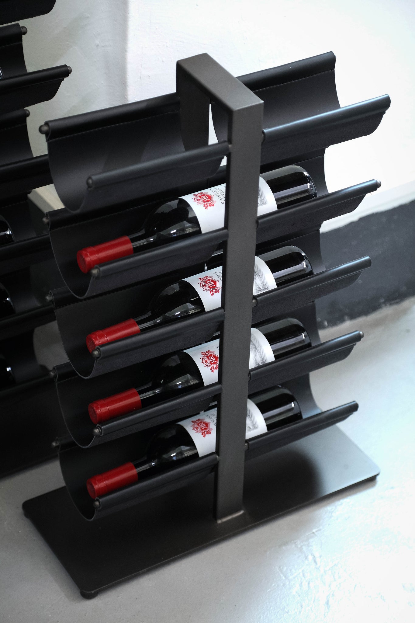 Davitt Zwart Stalen Wijnrek met PU Leren Houders S - depauwwonen