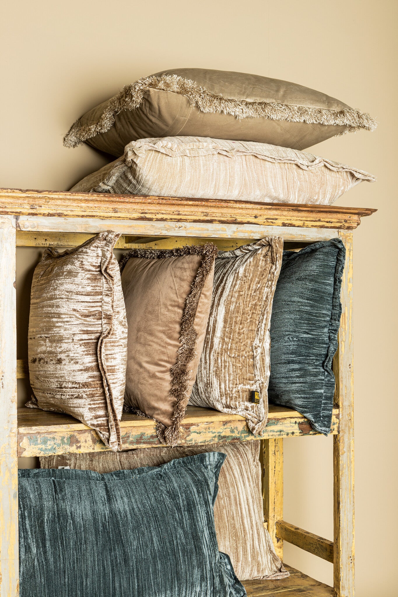 Nous Beige Velvet Kussen Met Franjes L - depauwwonen