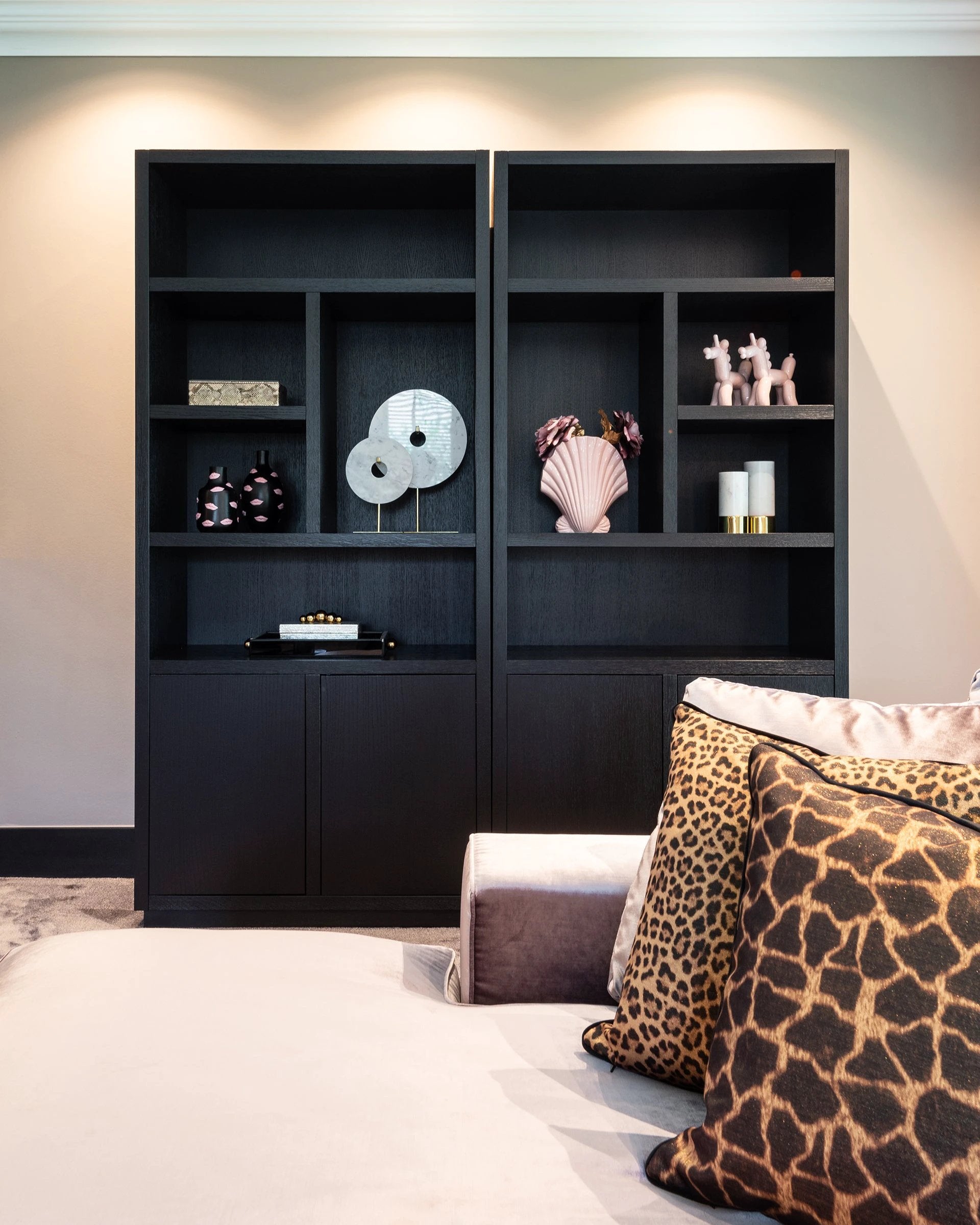 Boekenkast Oakura 2-deuren (Black) by Richmond Interiors