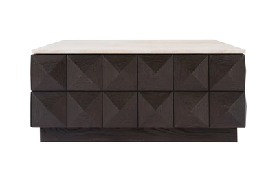 Bruine salontafel Claremont van Richmond Interiors met houten afwerking en modern design, zichtbaar op de afbeelding.