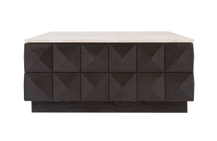 Bruine salontafel Claremont van Richmond Interiors met houten afwerking en modern design, zichtbaar op de afbeelding.