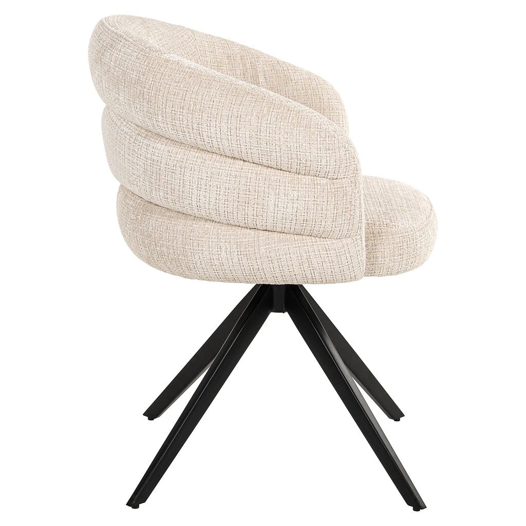 Beige draaistoel Serenity van Richmond Interiors met draaipoot en comfortabele zitting op een lichte achtergrond.