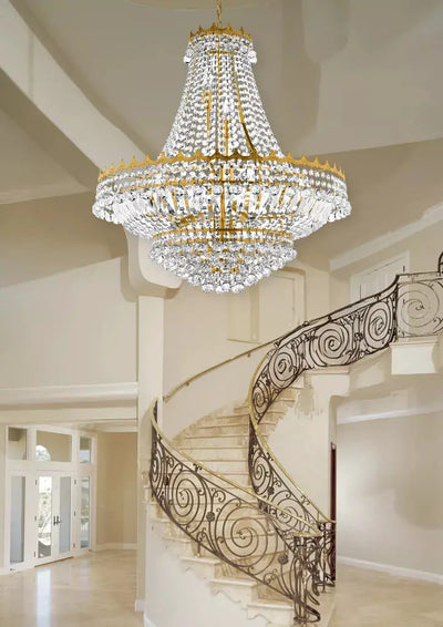 Sfeerbeeld van de Searchlight Versailles 13Lt kroonluchter met gouden metalen frame en kristallen details.