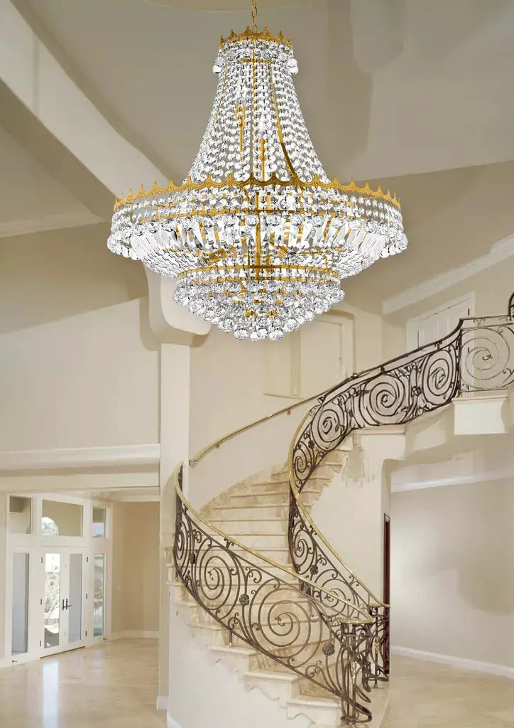 Sfeerbeeld van de Searchlight Versailles 13Lt kroonluchter met gouden metalen frame en kristallen details.