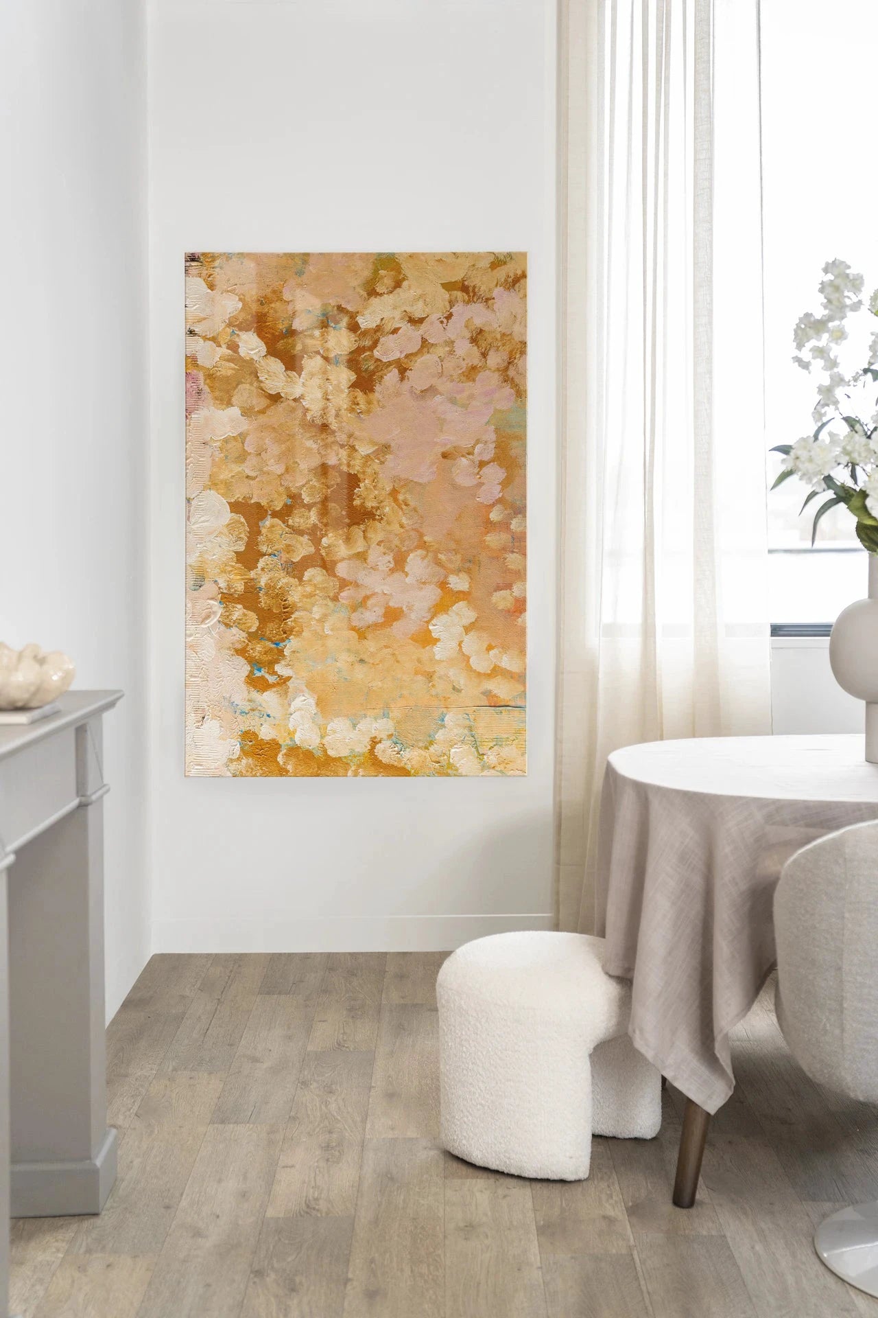 Moderne wanddecoratie van Urban Cotton met kunstprint, glaskunst en wandkleed met abstract ontwerp in heldere kleuren