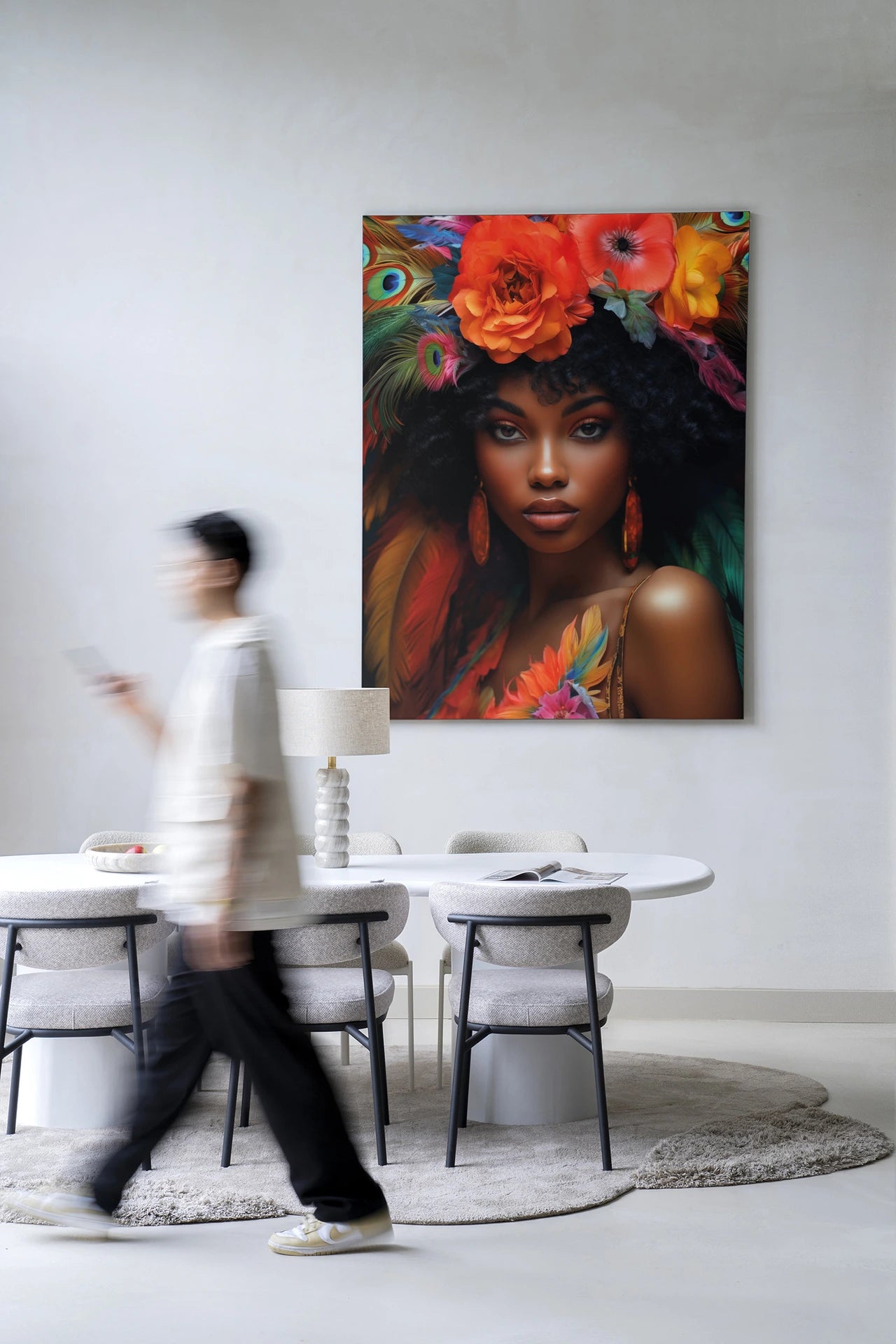 Moderne wanddecoratie van Urban Cotton met Adesewa kunstprint, glass art en wandkleed in een stijlvolle frame.