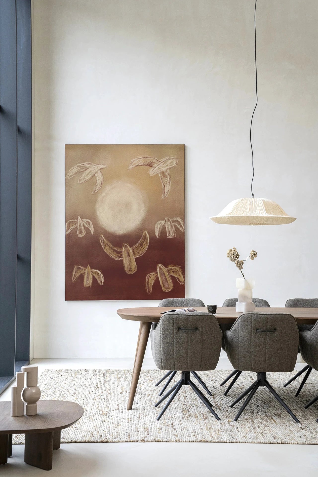 Moderne wanddecoratie met vogelkunst van Birds By Night, inclusief wandkleed en glasart van Urban Cotton, kleurrijk en stijlvol.