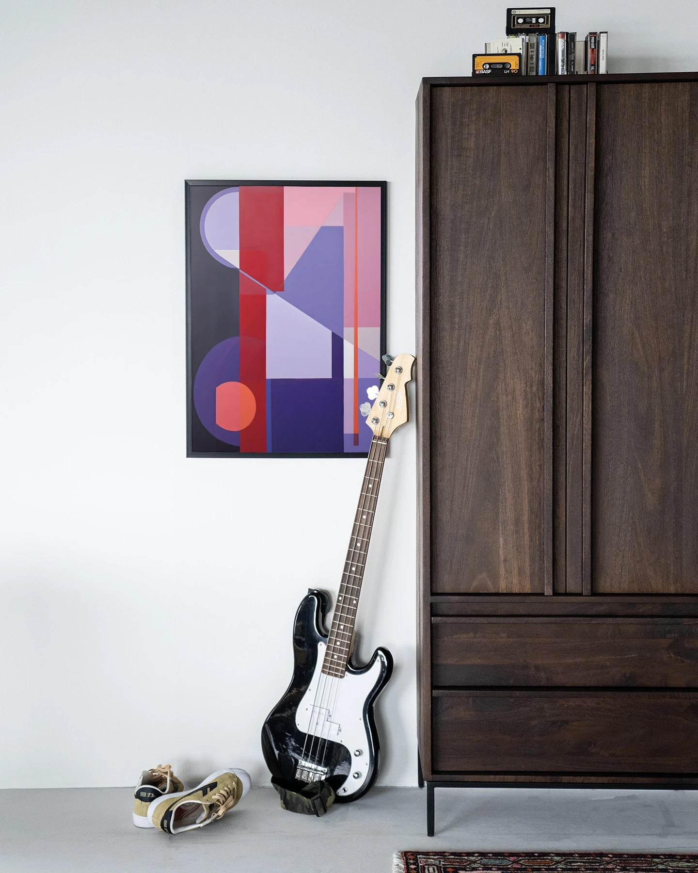 Moderne wanddecoratie set met kunstprint, glazen kunstwerk en wandkleed van Urban Cotton, in een houten frame met zwarte afwerking.