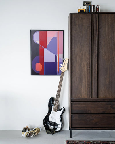 Moderne wanddecoratie set met kunstprint, glazen kunstwerk en wandkleed van Urban Cotton, in een houten frame met zwarte afwerking.
