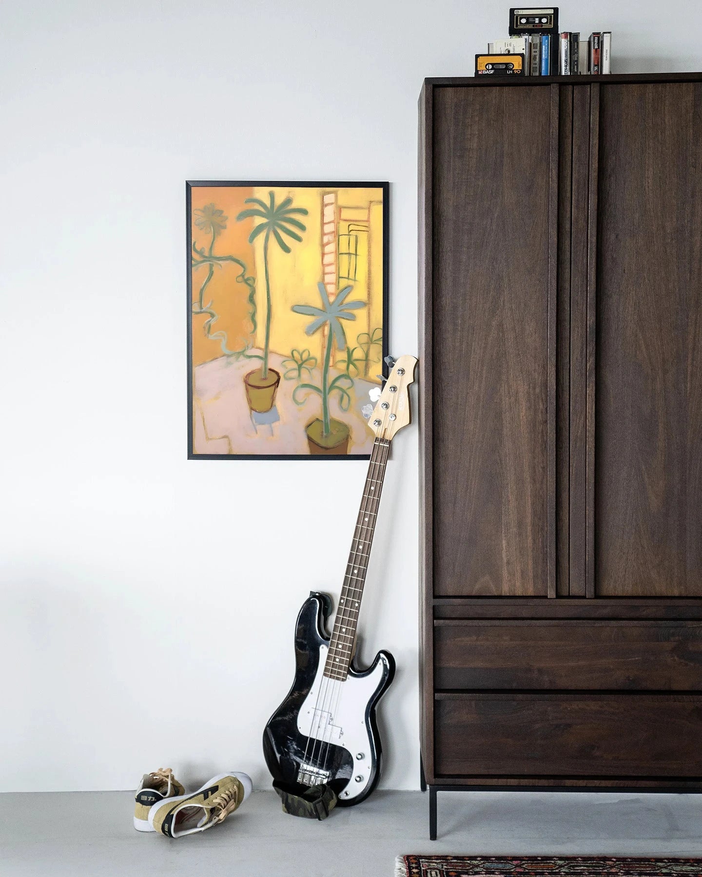 Moderne wanddecoratie van Cabo Verde door Urban Cotton, inclusief houten lijst, zwart kunstprint en wandkleed.