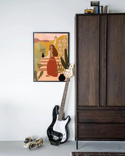 Moderne wanddecoratie van Urban Cotton met Caribbean Night artprint in houten frame, zwart glas en wandkleed, artistieke interieurversiering