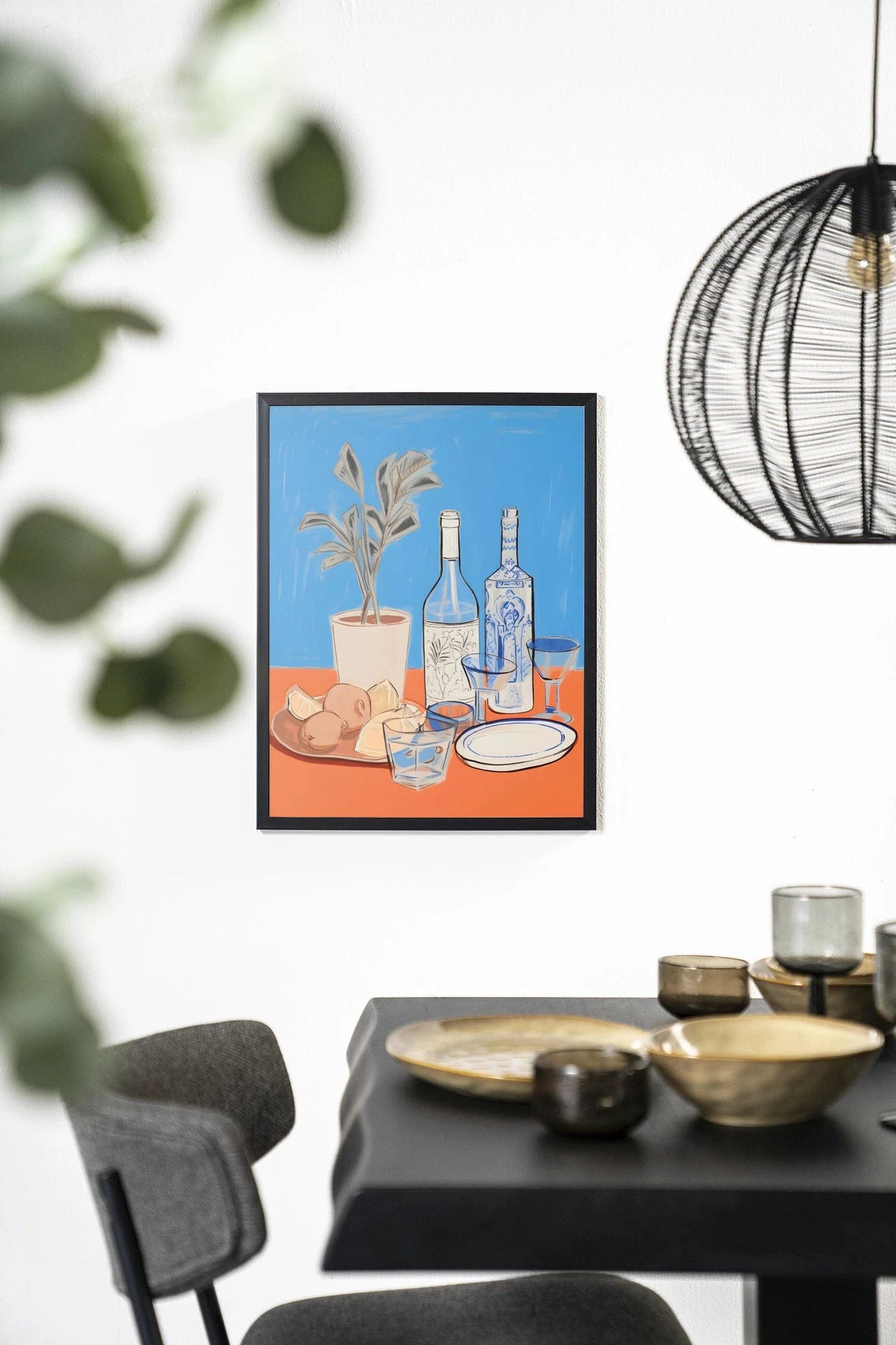 Moderne wanddecoratie met kunstprint van een cocktailtafel, houten frame en zwarte achtergrond, door Urban Cotton.