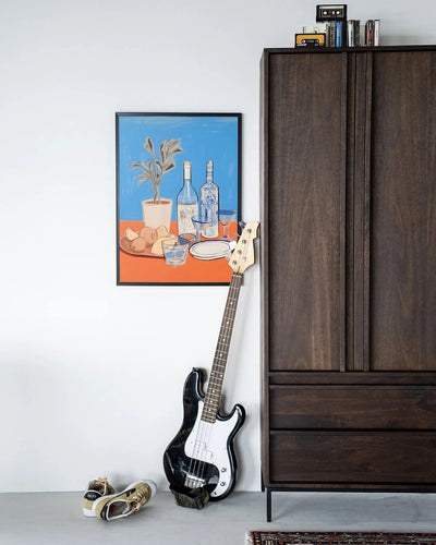 Moderne wanddecoratie kunst met een houten frame en zwart glas, ontworpen door Urban Cotton, geschikt als cocktailtafel of wandkunst.