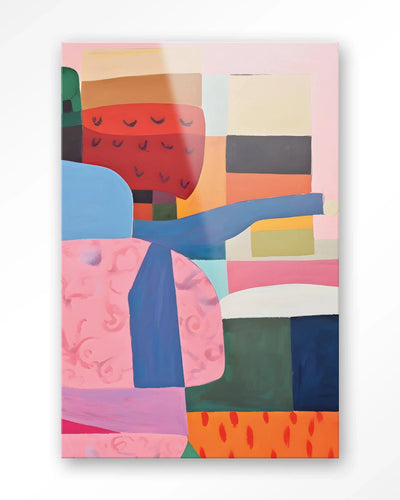 Moderne kunstwanddecoratie van Urban Cotton met gekleurde glazen kunst en textielwandkleed voor een kleurrijke muur.