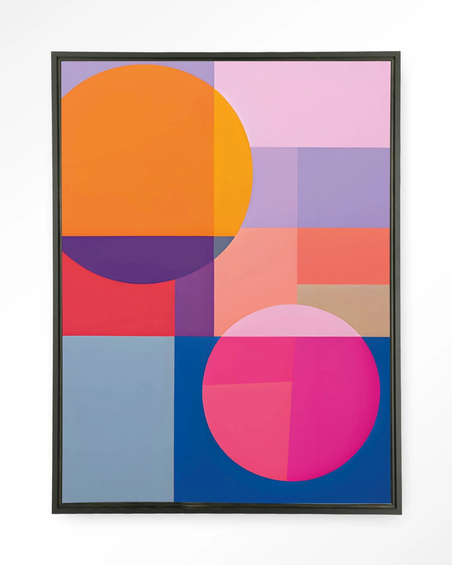 Moderne wanddecoratie van Urban Cotton met een kunstprint, glazen kunstwerk en wandkleed in een zwart zwevend frame