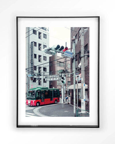 Moderne kunstprint van een bus, ingelijst in zwart acryl, als wanddecoratie door Urban Cotton.