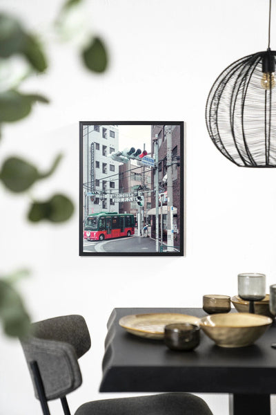 Moderne wanddecoratie kunst van Urban Cotton met complementaire busprint op houten frame in zwart
