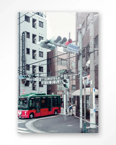 Moderne wanddecoratie van Urban Cotton met glaskunst en wandkleed, kleurrijke kunstafdruk van een complementaire bus.