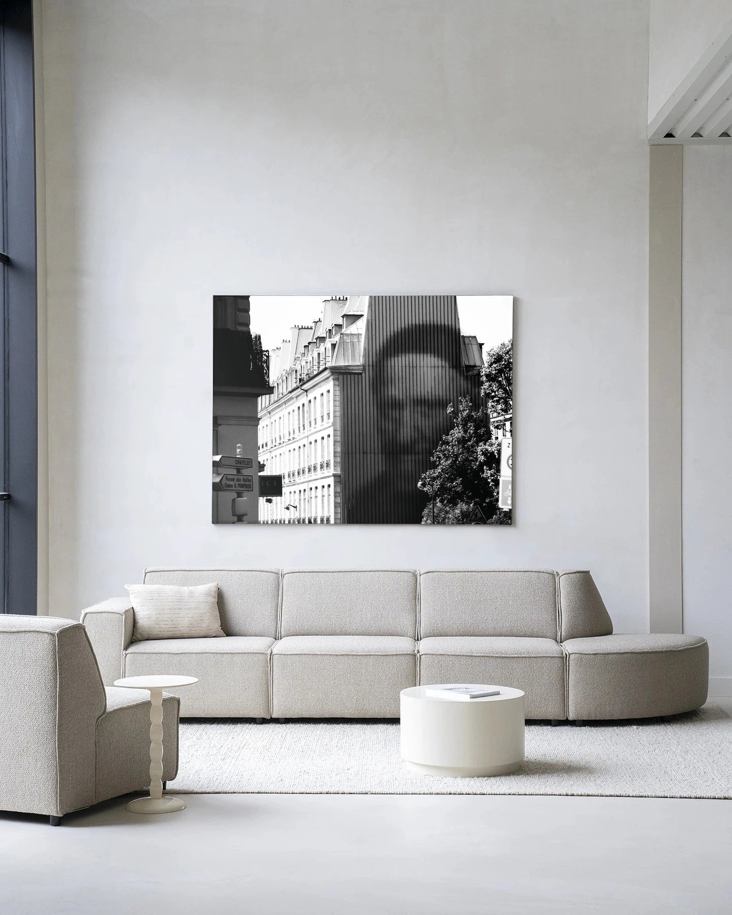Moderne wanddecoratie met betoncontrast en kunstprint van Urban Cotton, inclusief glazen kunst en wandkleed met abstract ontwerp