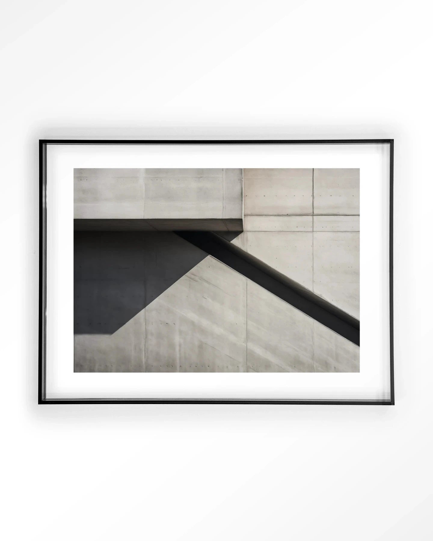 Moderne wanddecoratie van Urban Cotton met een kunstprint van beton detail, ingelijst in zwart acryl, geschikt voor interieur.