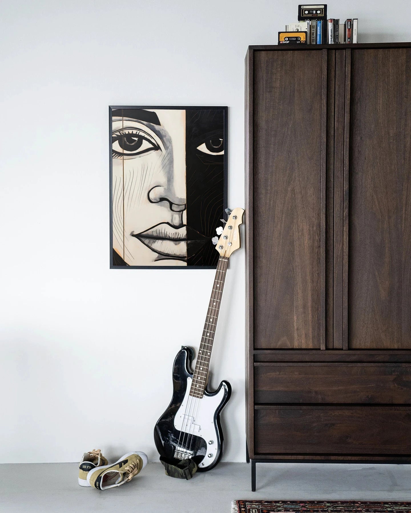 Moderne wanddecoratie van Urban Cotton, zwart houten frame met abstract kunstprint en glasart voor een stijlvolle muurversiering