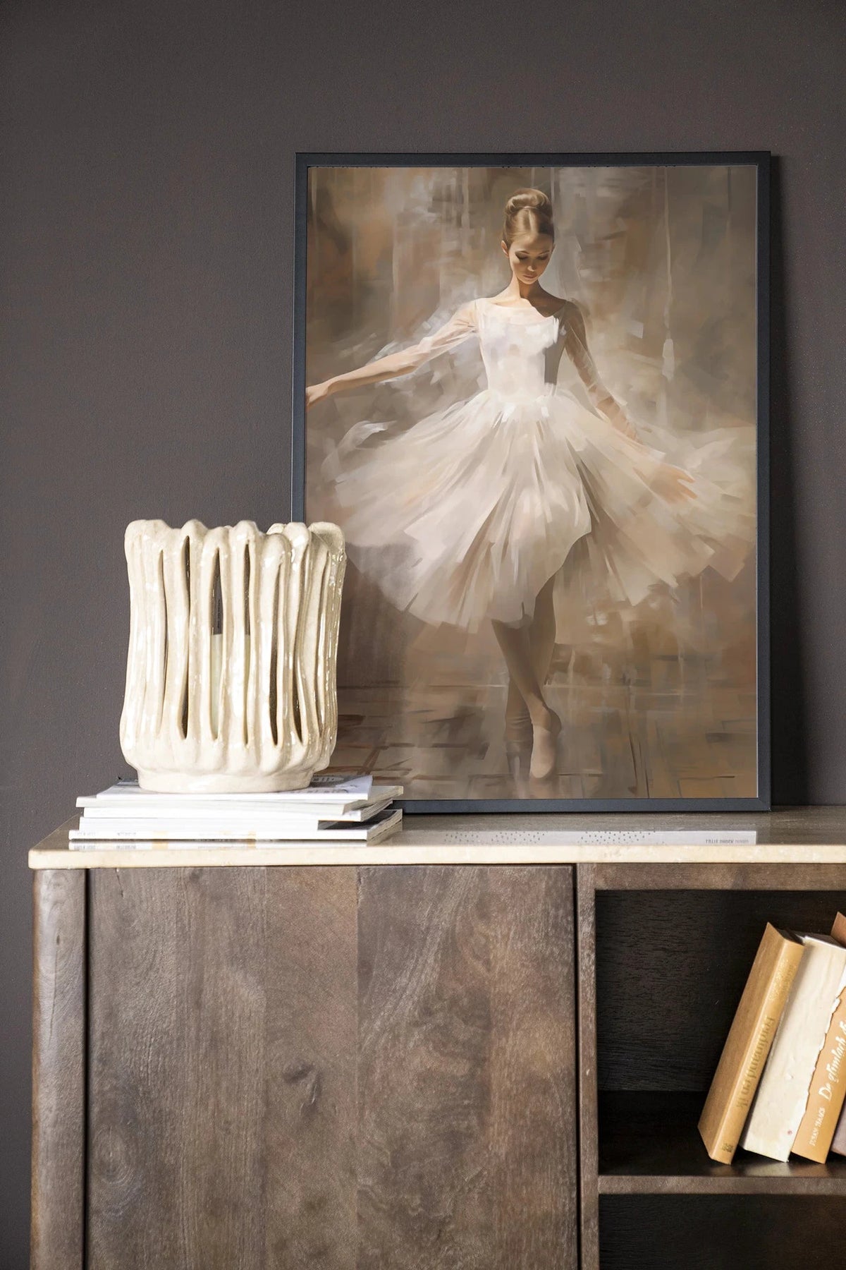 Moderne wanddecoratie van Urban Cotton, kunstprint met dansende ballerina op houten lijst, zwart en elegant design.