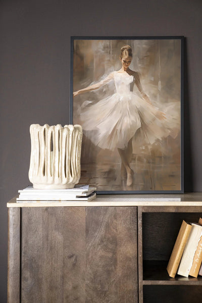 Moderne wanddecoratie van Urban Cotton, kunstprint met dansende ballerina op houten lijst, zwart en elegant design.
