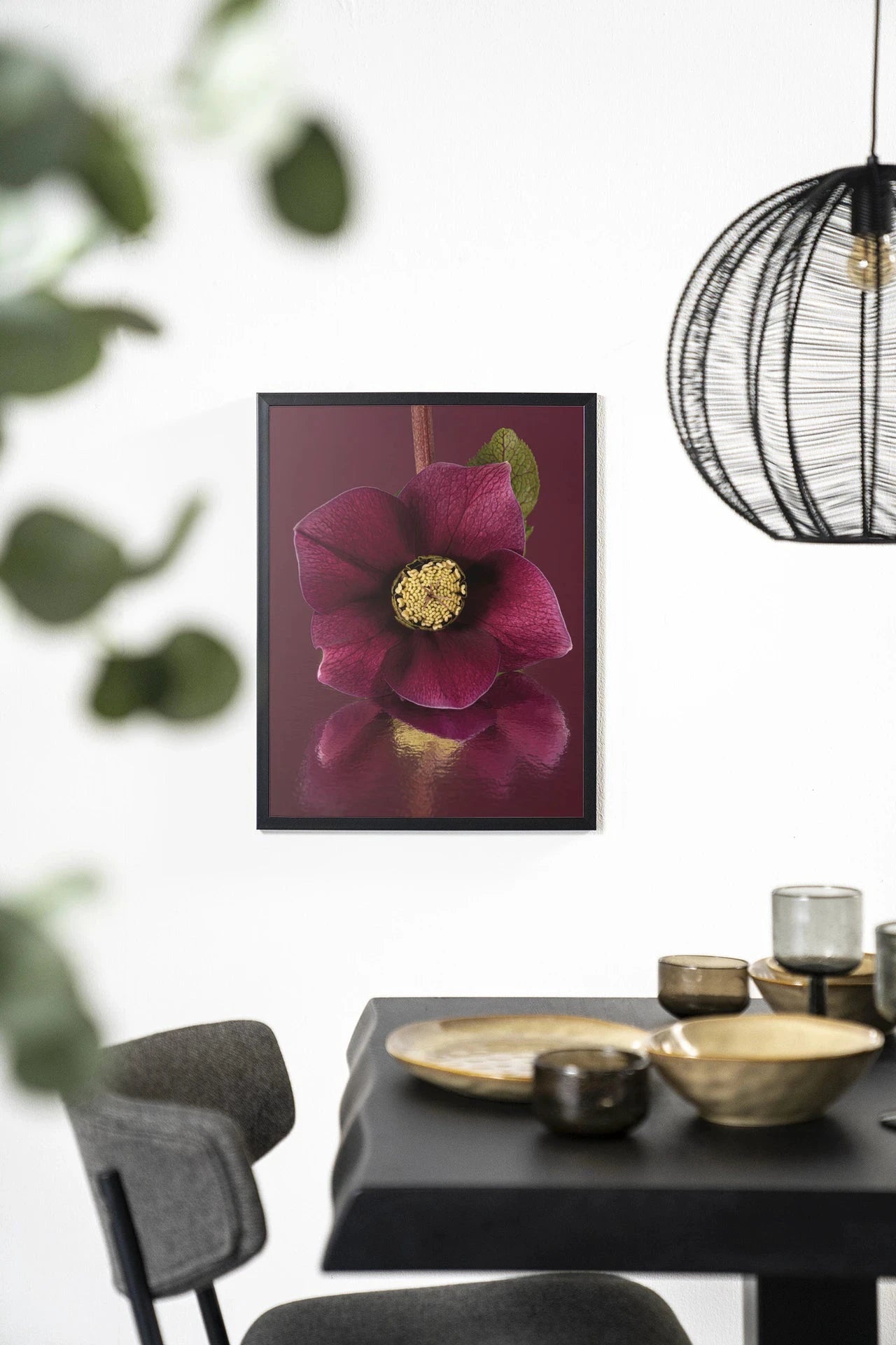 Modern kunstprint van de Kerstroos in zwart houten frame, wanddecoratie van Urban Cotton met glas- en textieldetails