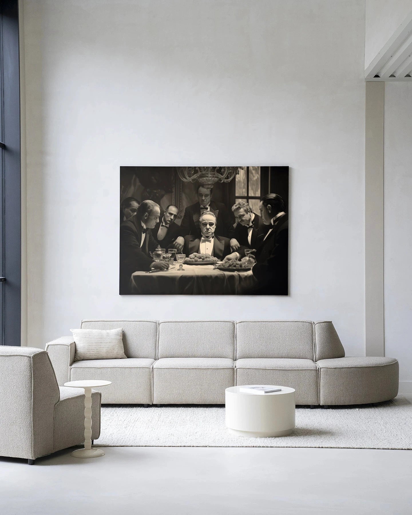 Moderne wanddecoratie van Urban Cotton met kunstprint van "Dinner With Gangsters" op wandkleed en glas.