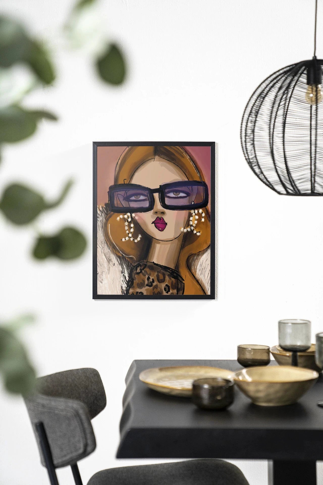 Moderne wanddecoratie met kunstprint en houten frame in zwart, ontworpen door Urban Cotton voor stijlvolle interieurversiering.