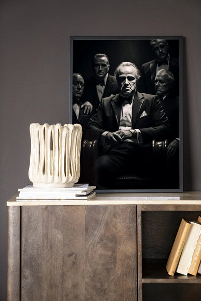 Moderne kunst van Urban Cotton, Dons Legacy wanddecoratie met houten frame, zwart glas artprint en wandkleed in een strak ontwerp