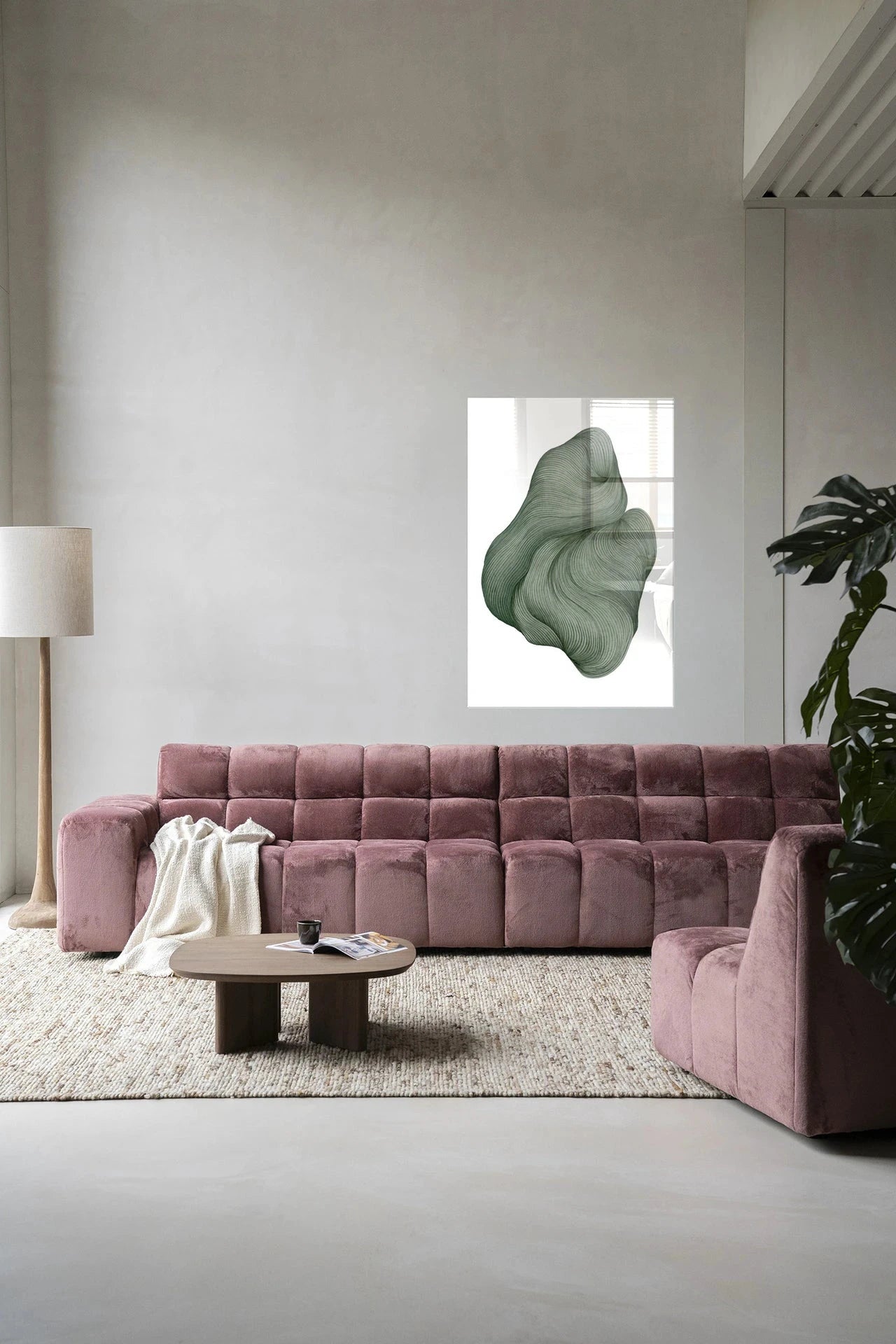 Moderne wanddecoratie van Urban Cotton, glazen kunstwerk met abstract design en wandkleed voor in de woonkamer.