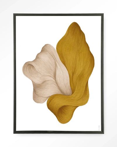 Moderne wanddecoratie van Urban Cotton, artprint en wandkleed met zwart lijst, abstract glazen kunstwerk op muur.