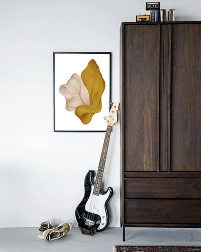 Moderne wanddecoratie van Urban Cotton, houten lijst, zwart kunstwerk met artprint, glas en wandkleed voor een stijlvolle muur.