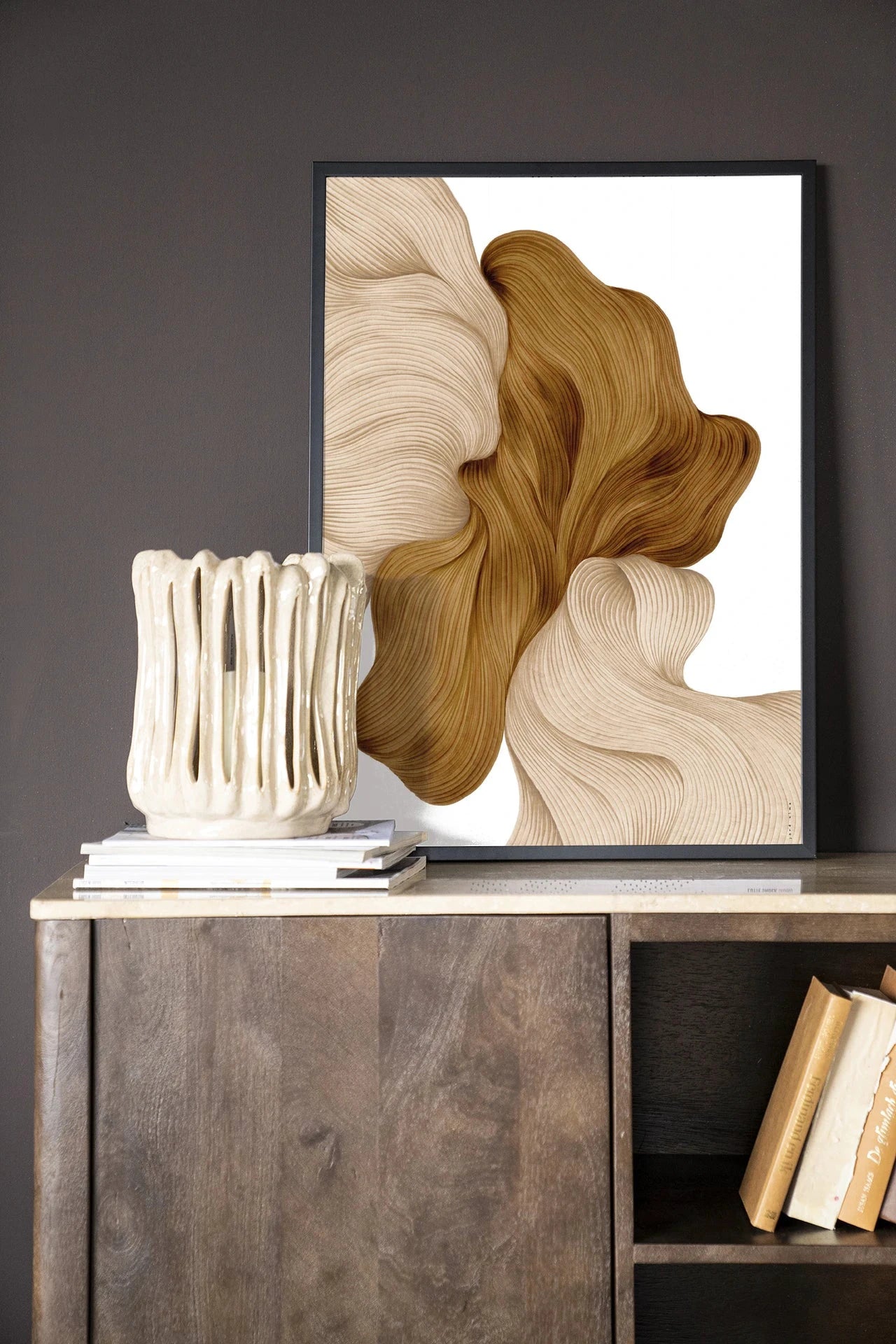 Moderne houten lijst met zwart kunstprint en wandkleed van Urban Cotton, stijlvolle wanddecoratie voor in huis