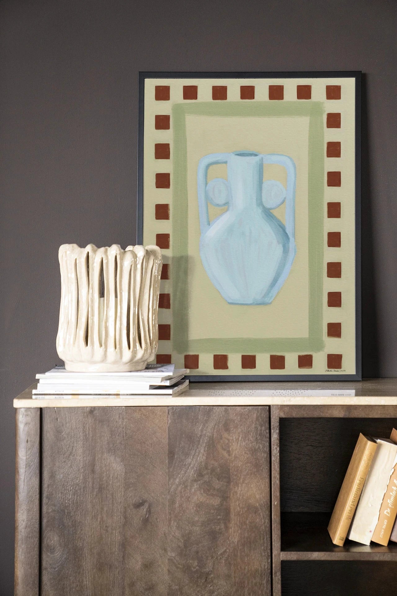 Moderne wanddecoratie van Urban Cotton met houten frame, inclusief artprint, glaskunst en wandkleed, eclectisch design.