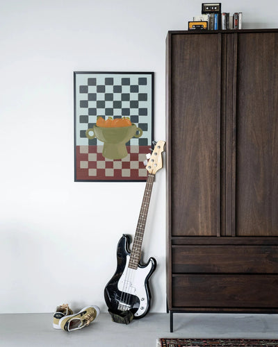 Moderne wanddecoratie uit de Eclectic Series 2 van Urban Cotton met houten frame en zwart glas kunstprint.