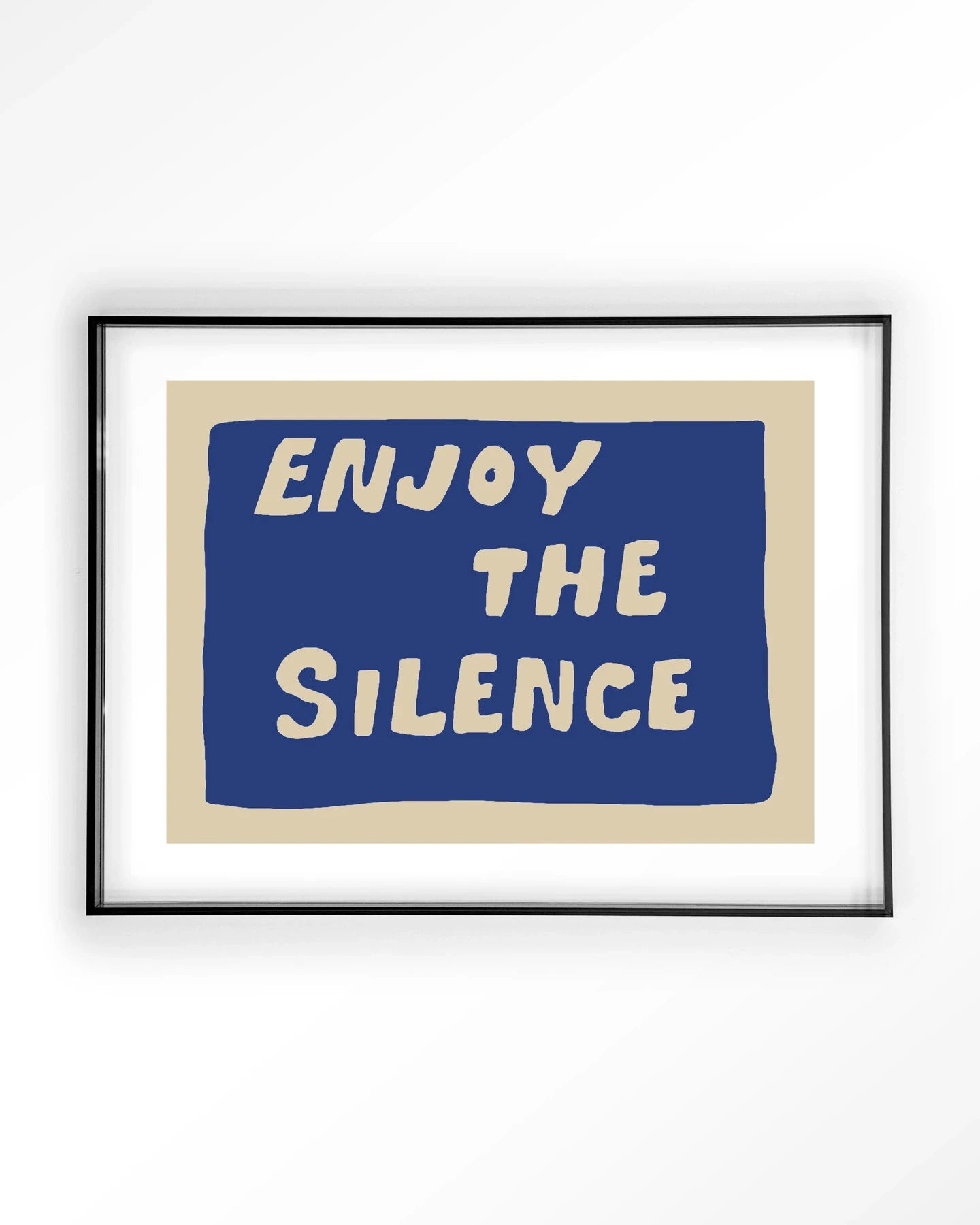 Moderne blauwe kunstprint "Enjoy The Silence Blue" van Urban Cotton, ingelijst in zwart acryl, geschikt als wanddecoratie.