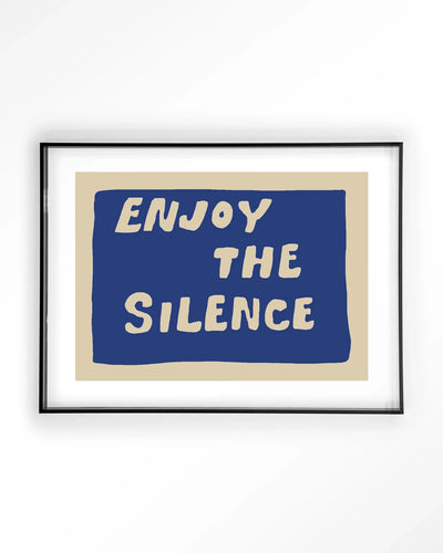 Moderne blauwe kunstprint "Enjoy The Silence Blue" van Urban Cotton, ingelijst in zwart acryl, geschikt als wanddecoratie.