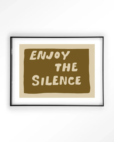 Moderne wanddecoratie van Urban Cotton met groen Enjoy The Silence kunstprint, glass art en wandkleed op zwart acryl frame.