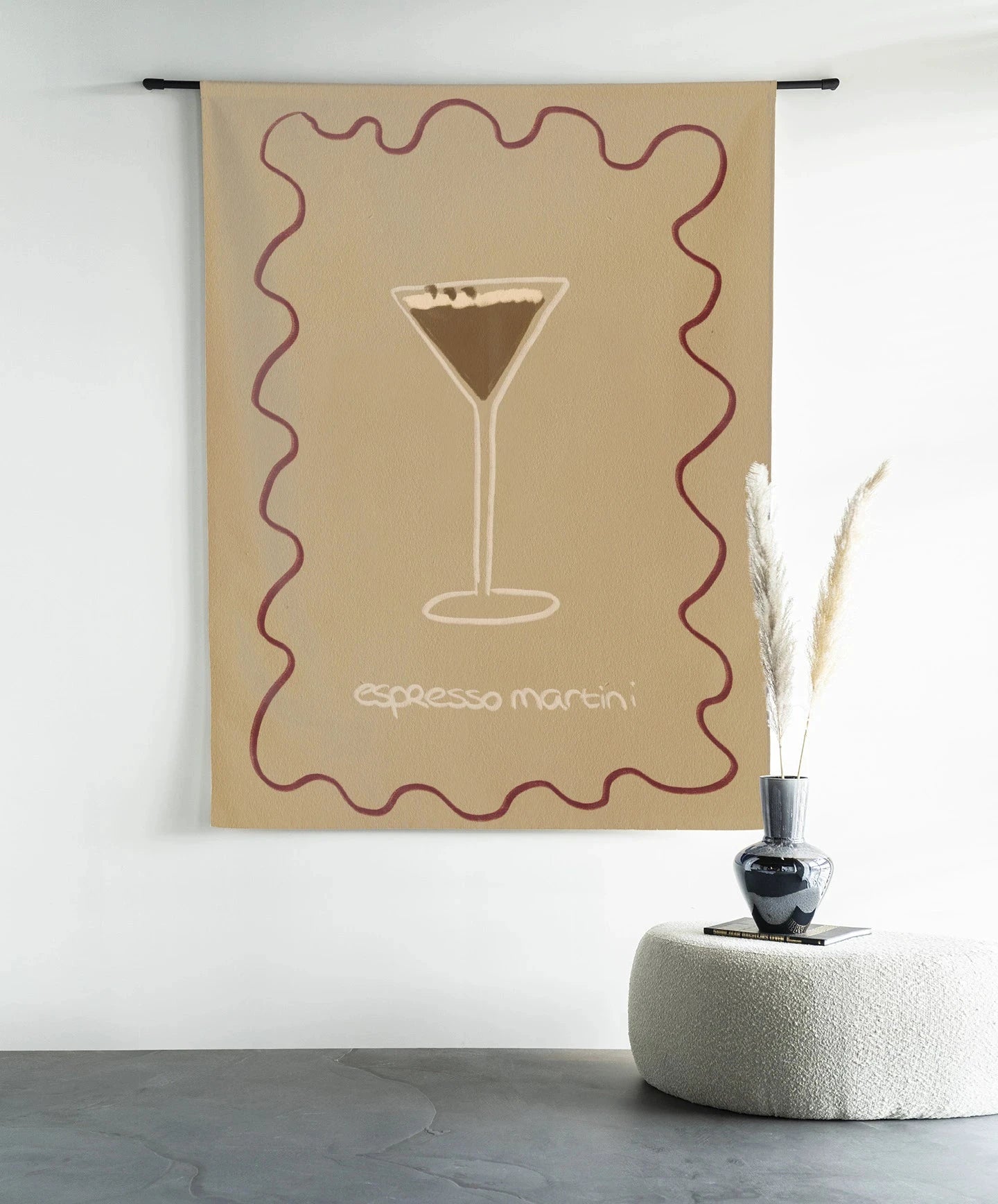 Moderne wanddecoratie van Urban Cotton met kunstprint, glaskunst en wandkleed met ronde vorm en abstract ontwerp.