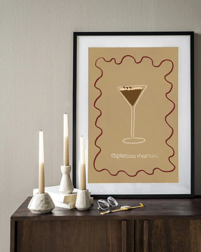 Moderne wanddecoratie van Urban Cotton met houten lijst, zwart kunstprint en textielwandkleed voor stijlvolle interieuraccenten