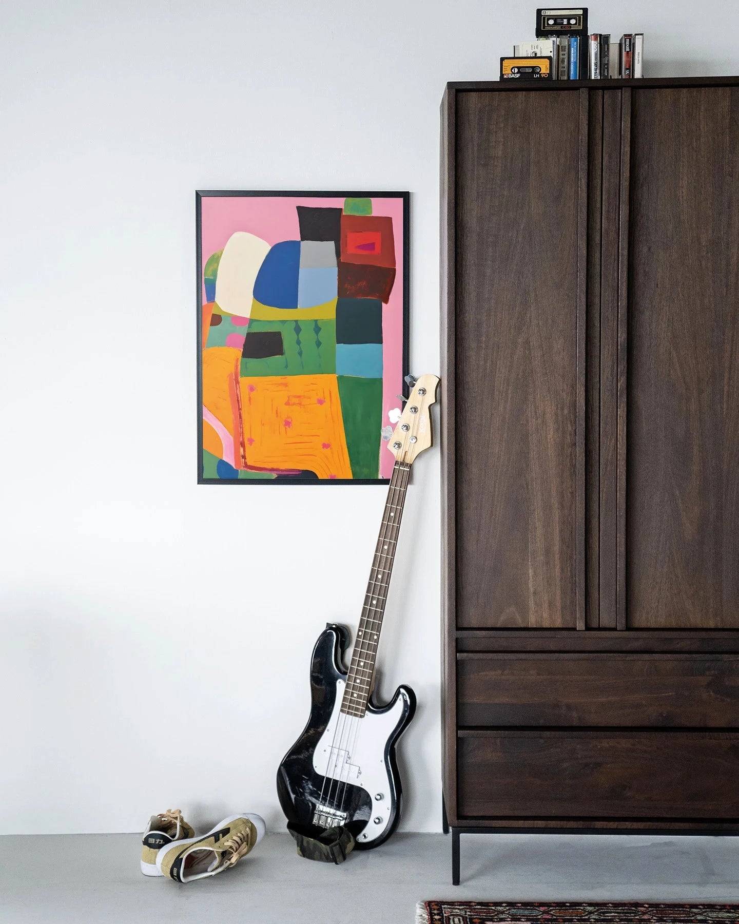 Moderne kunst van Urban Cotton met kleurrijk artprint in houten zwart frame, perfect als wanddecoratie.