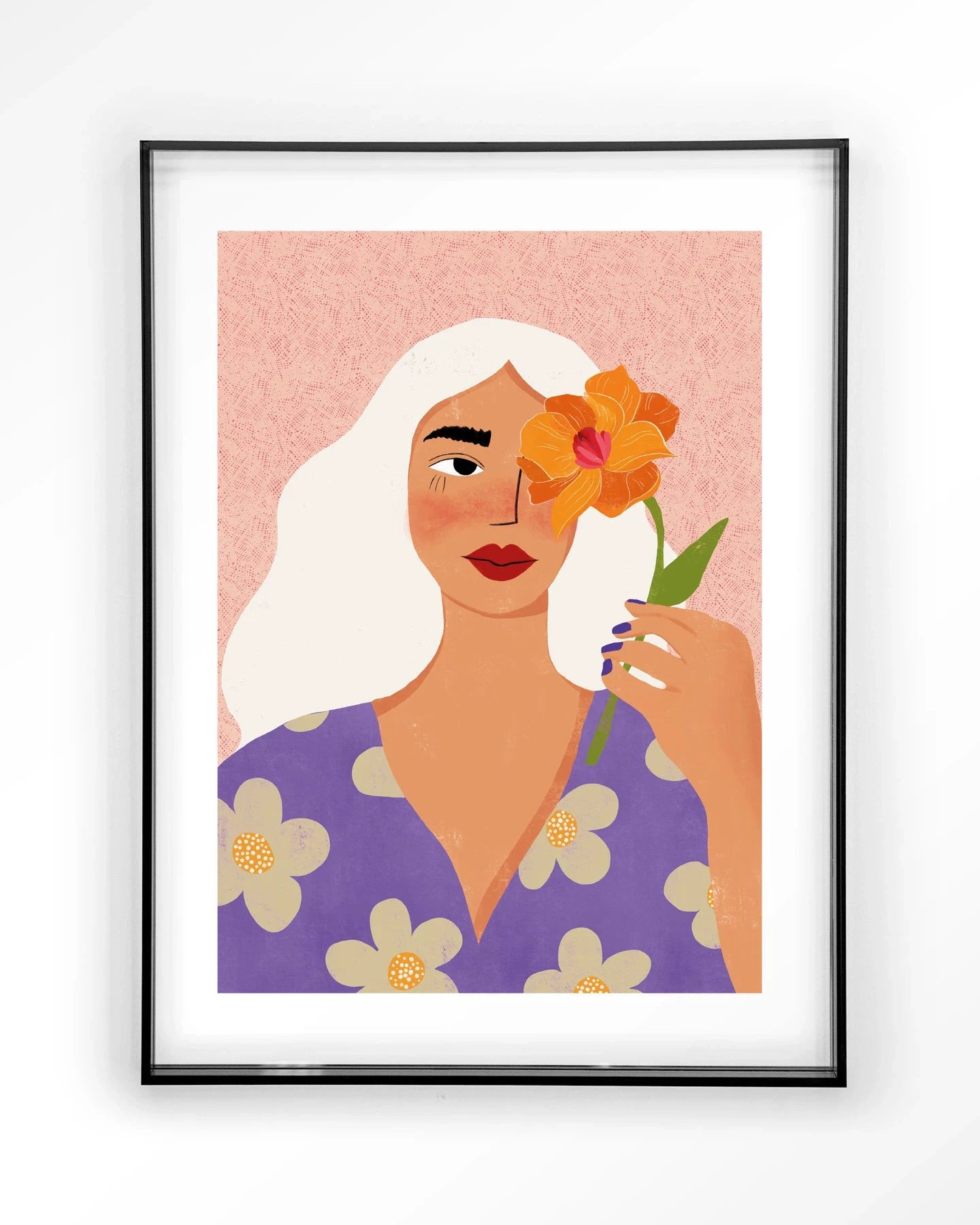Moderne Flower Girly kunstprint met zwarte lijst, gemaakt door Urban Cotton, geschikt als wanddecoratie en muurkunst.