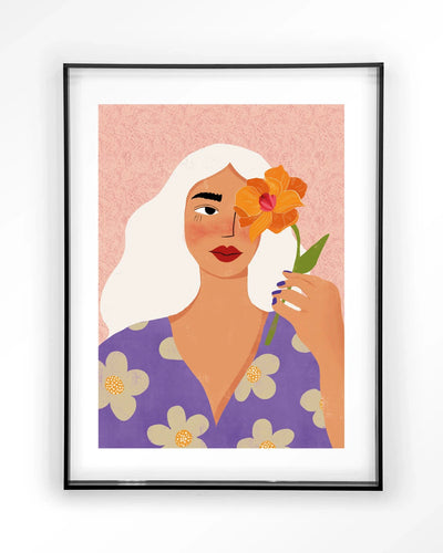 Moderne Flower Girly kunstprint met zwarte lijst, gemaakt door Urban Cotton, geschikt als wanddecoratie en muurkunst.